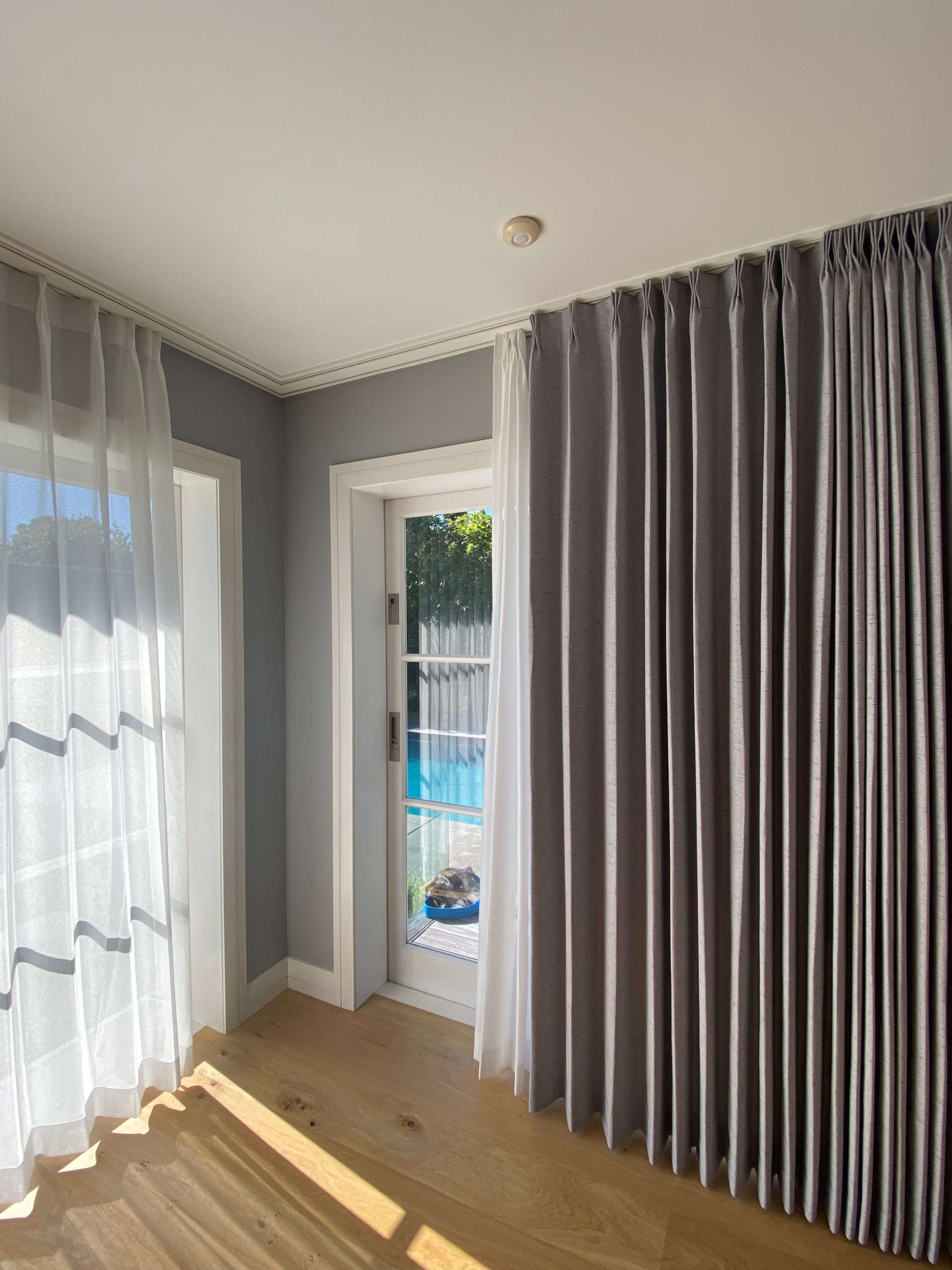 Simple and contemporary, this " Smoke" fabric curtain makes your bedroom comfortable and harmonious.
